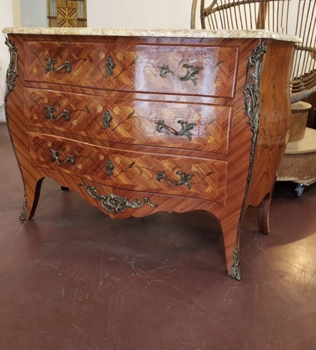 Commode Louis XV marquetée, plateau de marbre