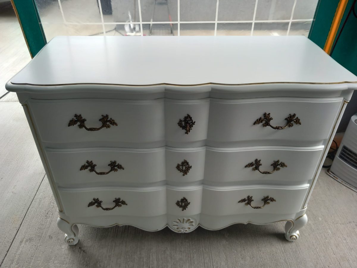 Commode peinte en blanc, filets dorés