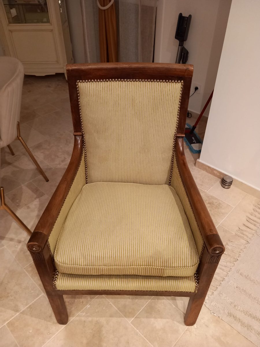 Fauteuil Directoire retapissé, tissu strié et clous laiton