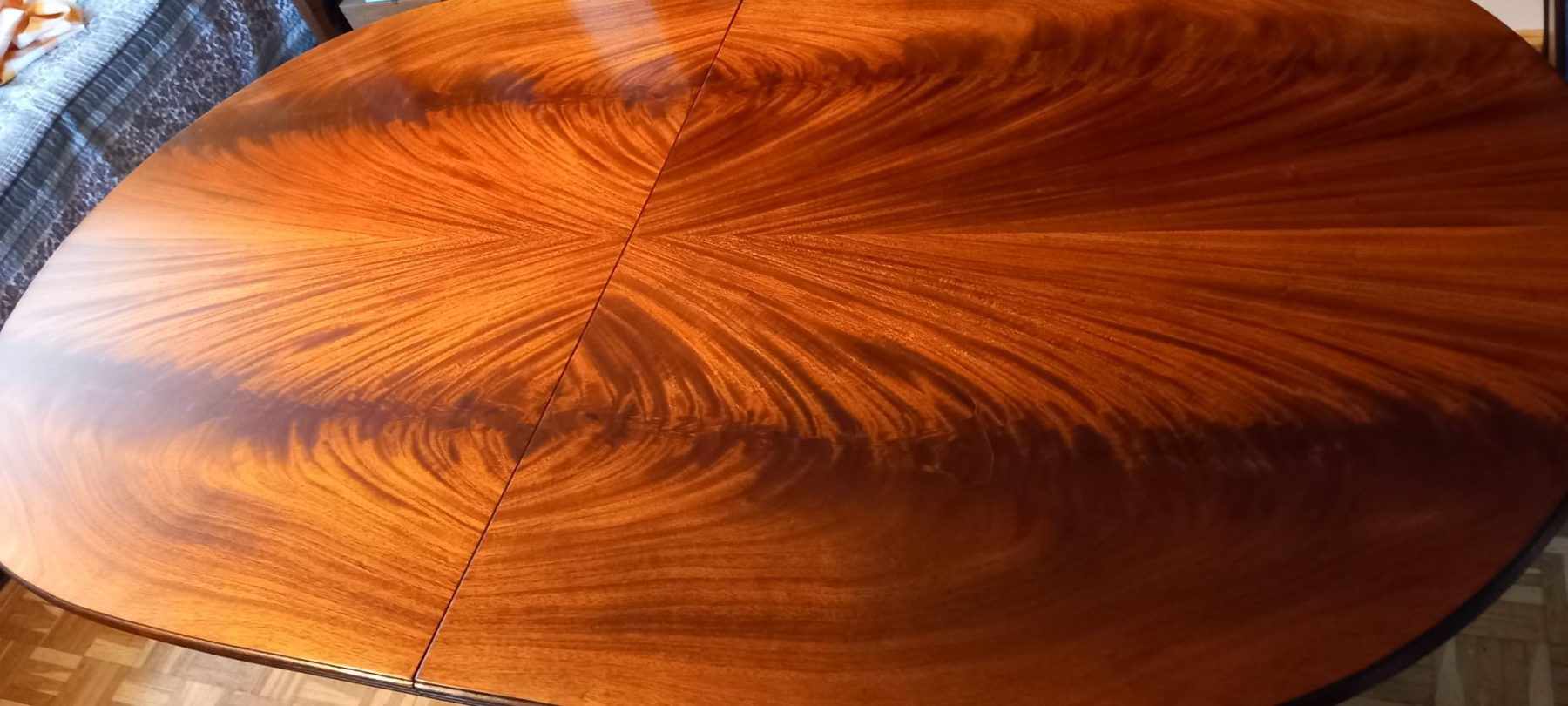 Plateau de table en acajou flammé verni au tampon dans l'atelier de tapisserie et d'ébénisterie de Chevrier