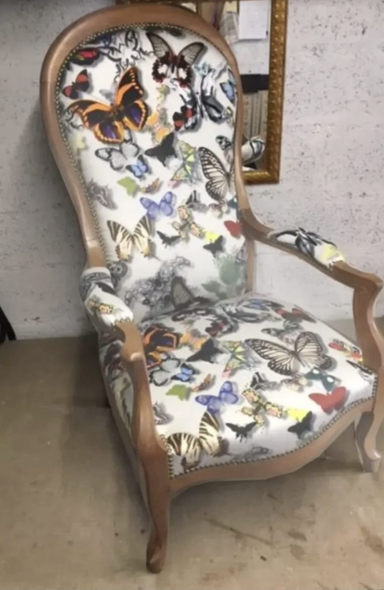 Fauteuil Voltaire retapissé en velours papillons